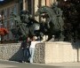 Az egri végvári vitézek szoborcsoport lelkes turistákkal