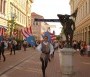 Köszöntő szobor a Kárász utcában