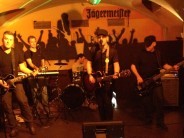 U2 est a Station zenekarral