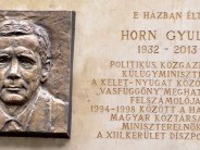 Horn Gyula emléktáblájának koszorúzása