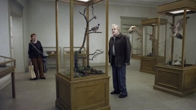   - Egy galamb leült egy ágra, hogy tűnődjön a létezésről - En duva satt pa en gren och funderade pa tillvaron