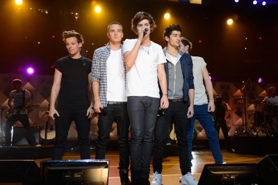   - One Direction: A színfalak mögött - One Direction: The Inside Story