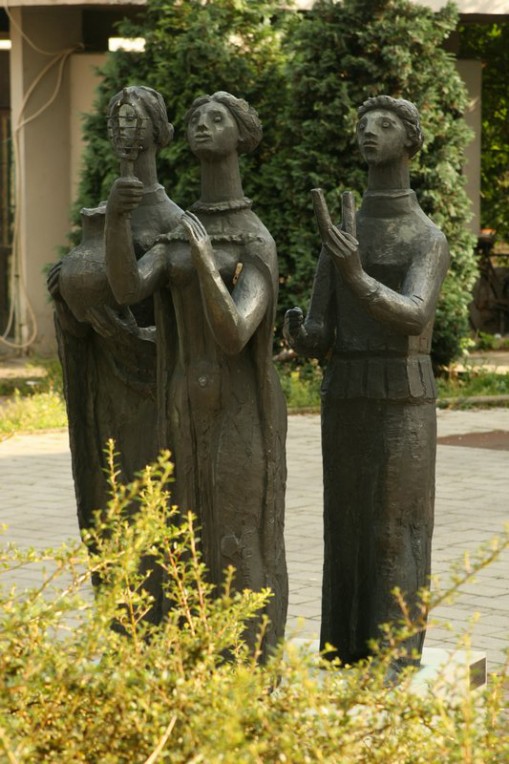   - Ünnepi menet szobor
