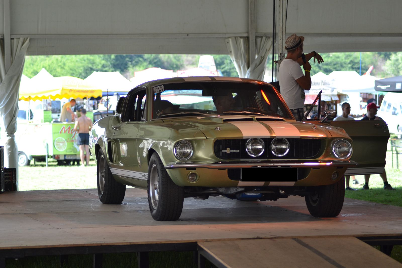 Autóbemutató Mustang